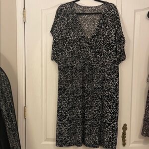 Chic Black and White Floral Faux Wrap Midi Dress by Nine West. Size 3X NWOT